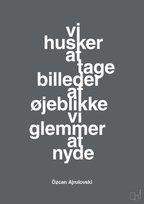plakat: vi husker at tage billeder af øjeblikke vi glemmer at nyde - graphic charcoal-Forfatter-A1two3