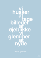 plakat: vi husker at tage billeder af øjeblikke vi glemmer at nyde - heavenly blue-Forfatter-A1two3