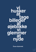 plakat: vi husker at tage billeder af øjeblikke vi glemmer at nyde - lapis blue-Forfatter-A1two3
