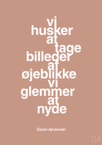 plakat: vi husker at tage billeder af øjeblikke vi glemmer at nyde - powder-Forfatter-A1two3