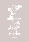 plakat: nogle gange er det de mindste ting der fylder mest i hjertet - broken beige-Børnebogsfigur-A1two3