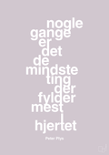 plakat: nogle gange er det de mindste ting der fylder mest i hjertet - dusty lilac-Børnebogsfigur-A1two3