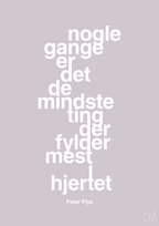 plakat: nogle gange er det de mindste ting der fylder mest i hjertet - dusty lilac-Børnebogsfigur-A1two3