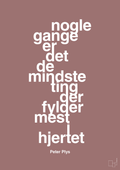 plakat: nogle gange er det de mindste ting der fylder mest i hjertet - plum-Børnebogsfigur-A1two3