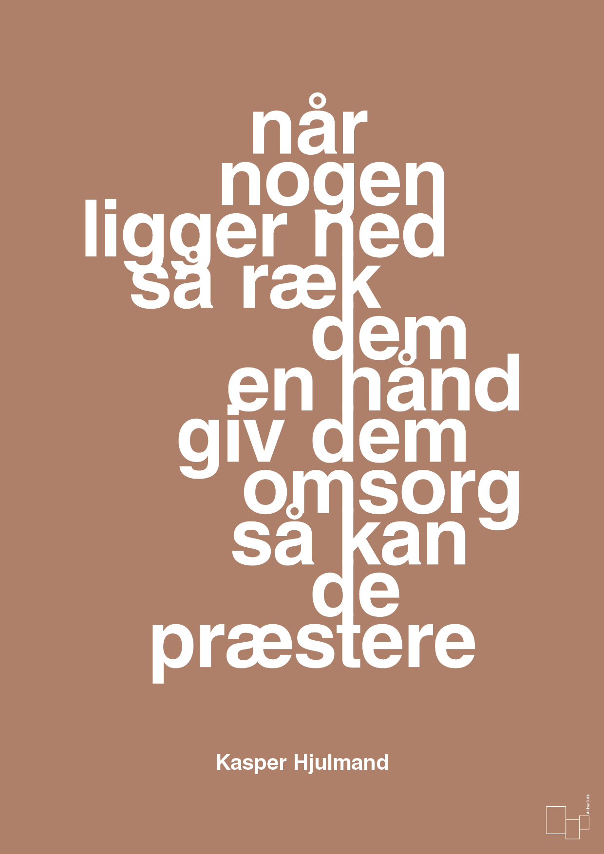 plakat: når nogen ligger ned så ræk dem en hånd og giv dem omsorg så kan de præstere - cider spice-Fodbold-A1two3