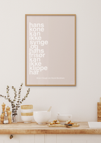 plakat: hans kone kan ikke synge og hans frisør kan ikke klippe hår - dark brown-Fodbold-A1two3