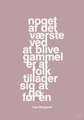 plakat: noget af det værste ved at blive gammel er at folk tillader sig at dø før én - light rose-Forfatter-A1two3