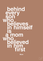 plakat: behind every son who believes in himself is a mom who believed in him first - cider spice-Mor-A1two3