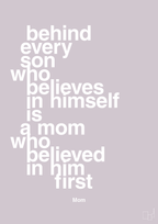 plakat: behind every son who believes in himself is a mom who believed in him first - dusty lilac-Mor-A1two3
