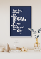 plakat: behind every son who believes in himself is a mom who believed in him first - secret meadow-Mor-A1two3