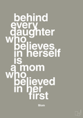 plakat: behind every daughter who believes in herself is a mom who believed in her first - battleship gray-Mor-A1two3