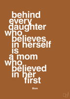 plakat: behind every daughter who believes in herself is a mom who believed in her first - cognac-Mor-A1two3