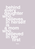 plakat: behind every daughter who believes in herself is a mom who believed in her first - dusty lilac-Mor-A1two3