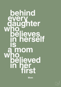 plakat: behind every daughter who believes in herself is a mom who believed in her first - jade-Mor-A1two3