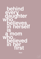plakat: behind every daughter who believes in herself is a mom who believed in her first - light rose-Mor-A1two3