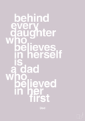 plakat: behind every daughter who believes in herself is a dad who believed in her first - dusty lilac-Far-A1two3