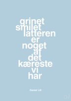 plakat: grinet smilet latteren er noget af det kæreste vi har - heavenly blue-Humor-A1two3