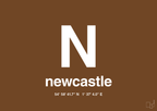 plakat: byplakat newcastle med koordinater - dark brown-Byer-A1two3