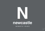 plakat: byplakat newcastle med koordinater - graphic charcoal-Byer-A1two3
