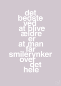 plakat: det bedste ved at blive ældre er at man får smilerynker over det hele - dusty lilac-Livet-A1two3