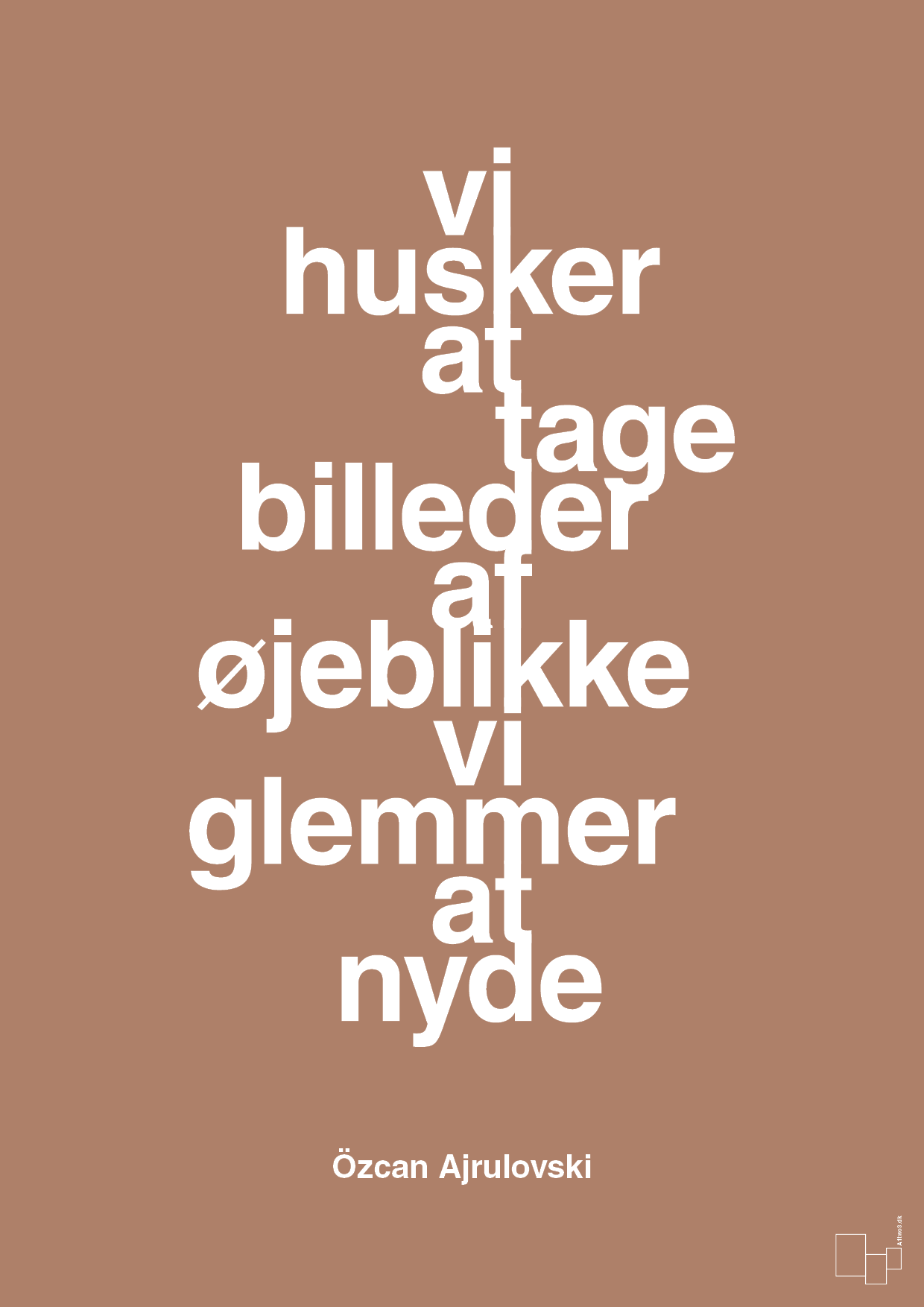 vi husker at tage billeder af øjeblikke vi glemmer at nyde - Plakat med Citater i Cider Spice