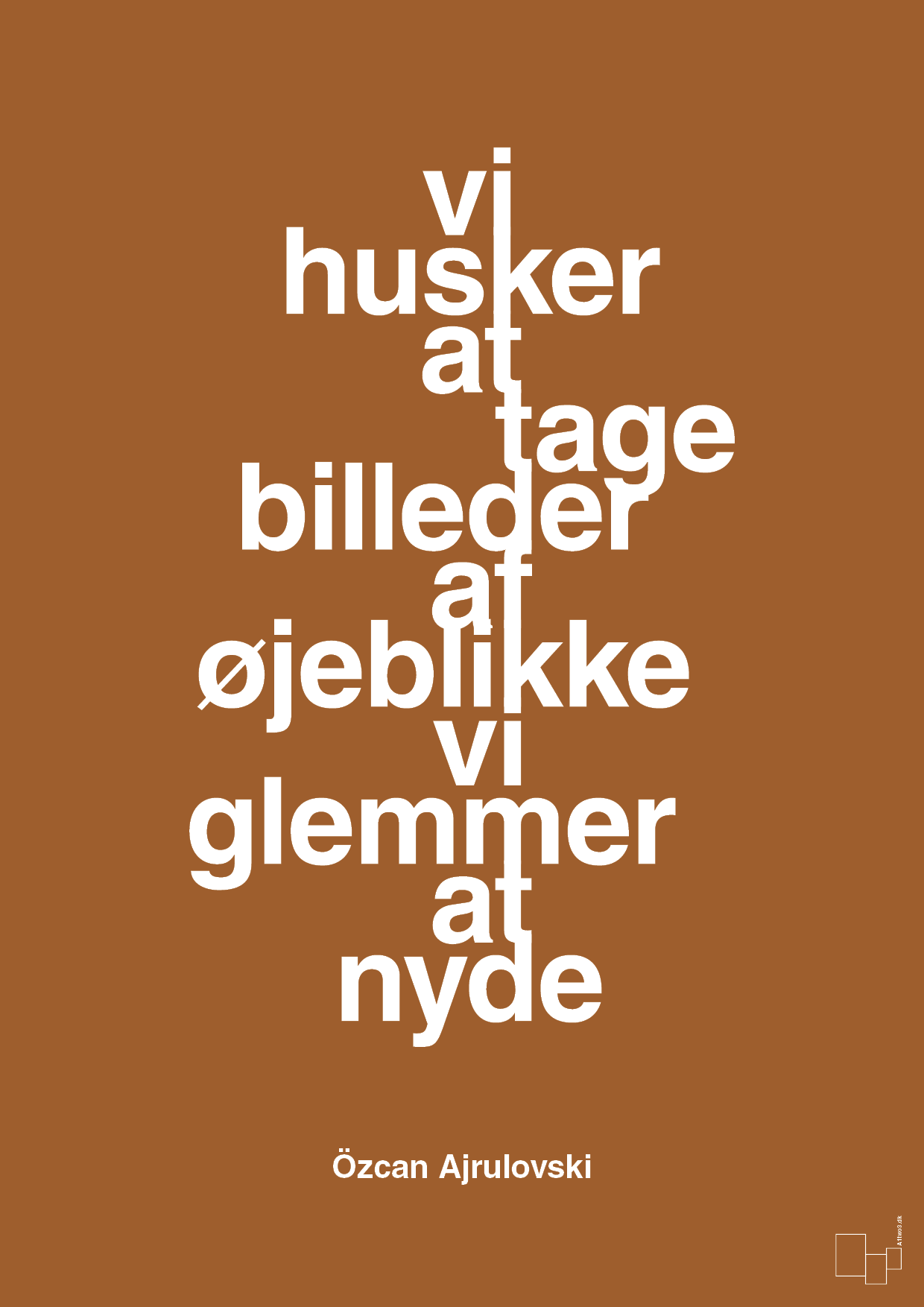 vi husker at tage billeder af øjeblikke vi glemmer at nyde - Plakat med Citater i Cognac