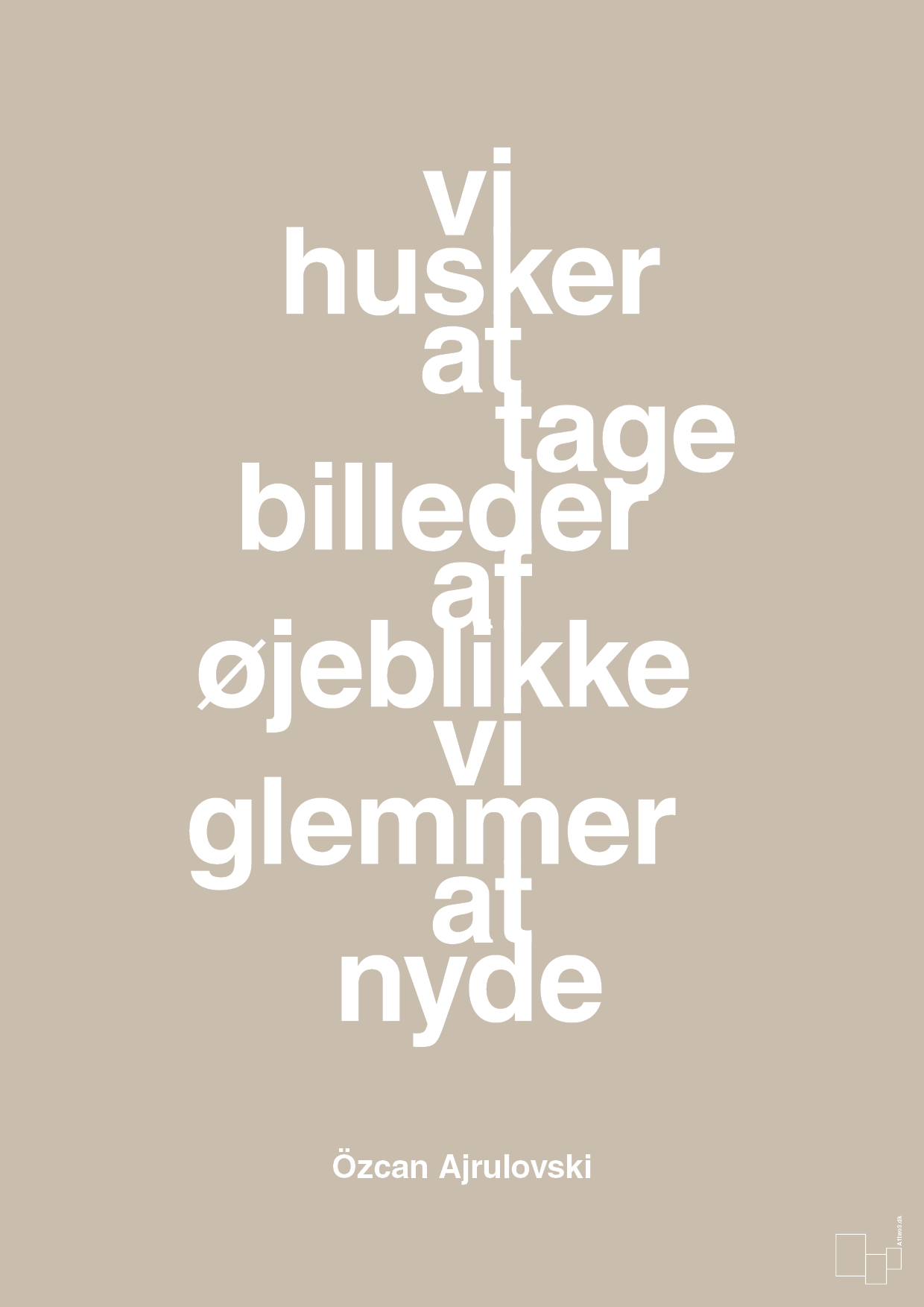 vi husker at tage billeder af øjeblikke vi glemmer at nyde - Plakat med Citater i Creamy Mushroom