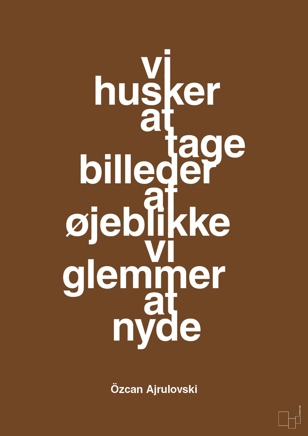 vi husker at tage billeder af øjeblikke vi glemmer at nyde - Plakat med Citater i Dark Brown