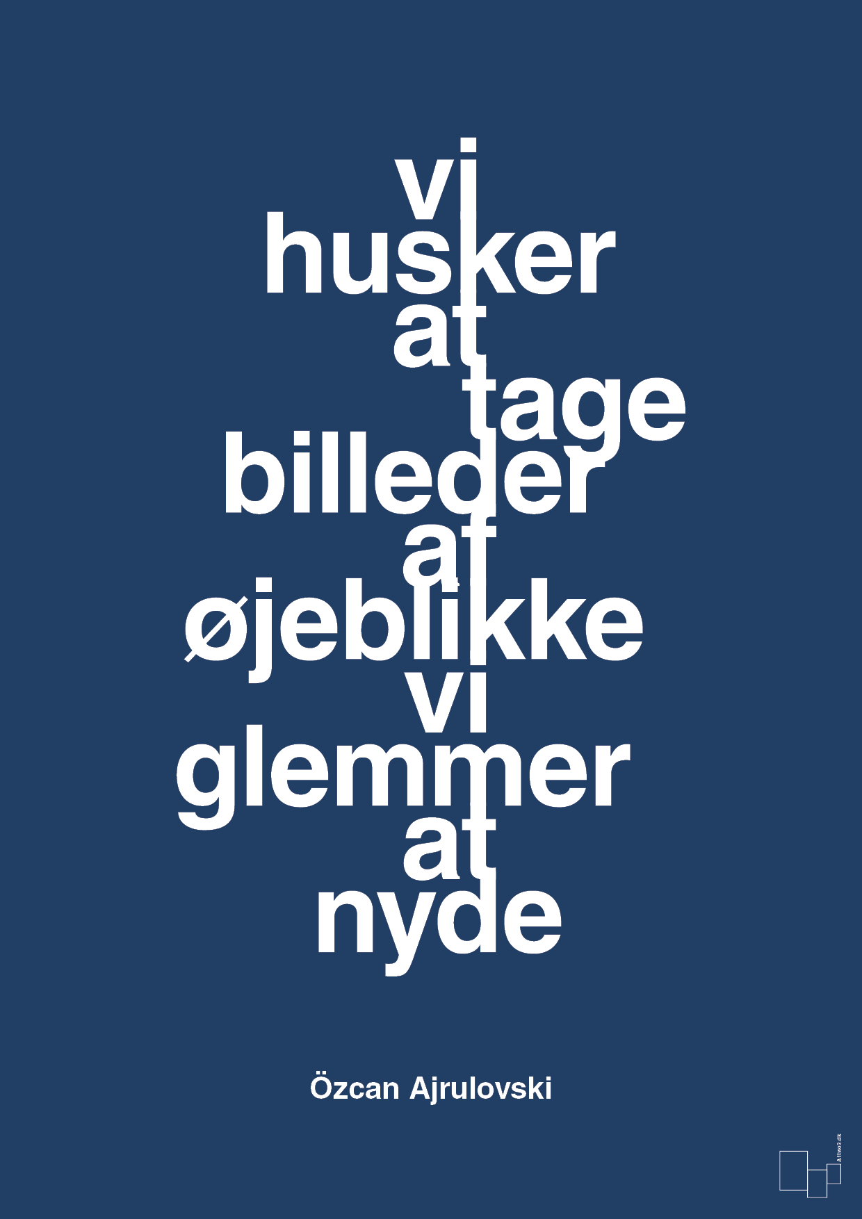 vi husker at tage billeder af øjeblikke vi glemmer at nyde - Plakat med Citater i Lapis Blue