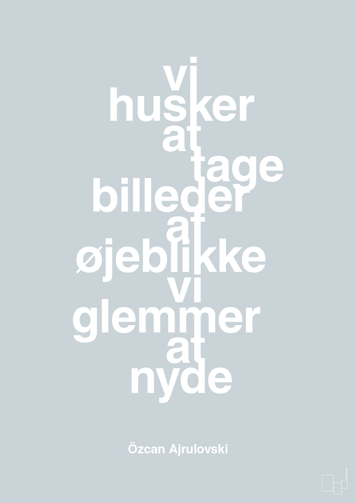 vi husker at tage billeder af øjeblikke vi glemmer at nyde - Plakat med Citater i Light Drizzle