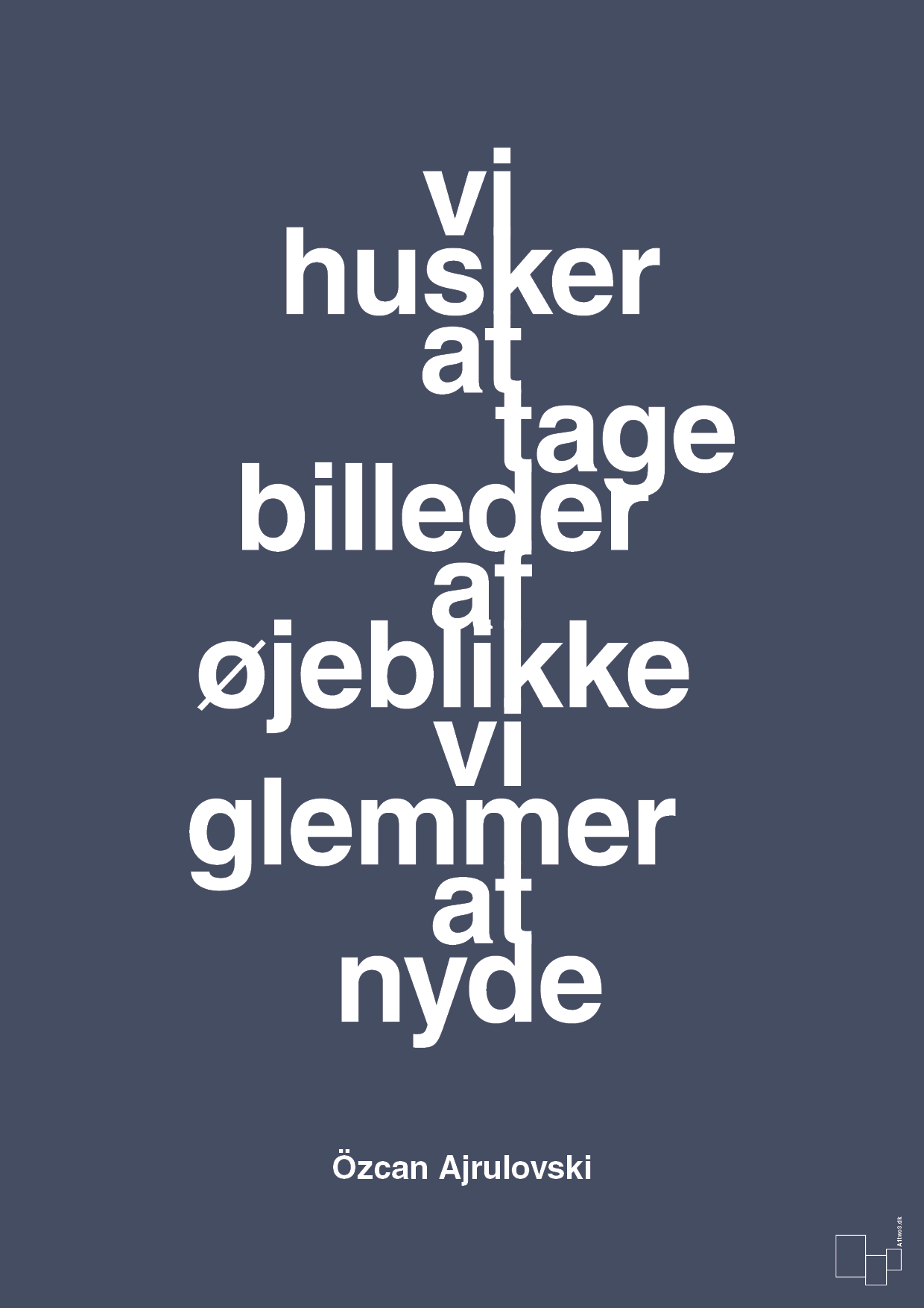 vi husker at tage billeder af øjeblikke vi glemmer at nyde - Plakat med Citater i Petrol