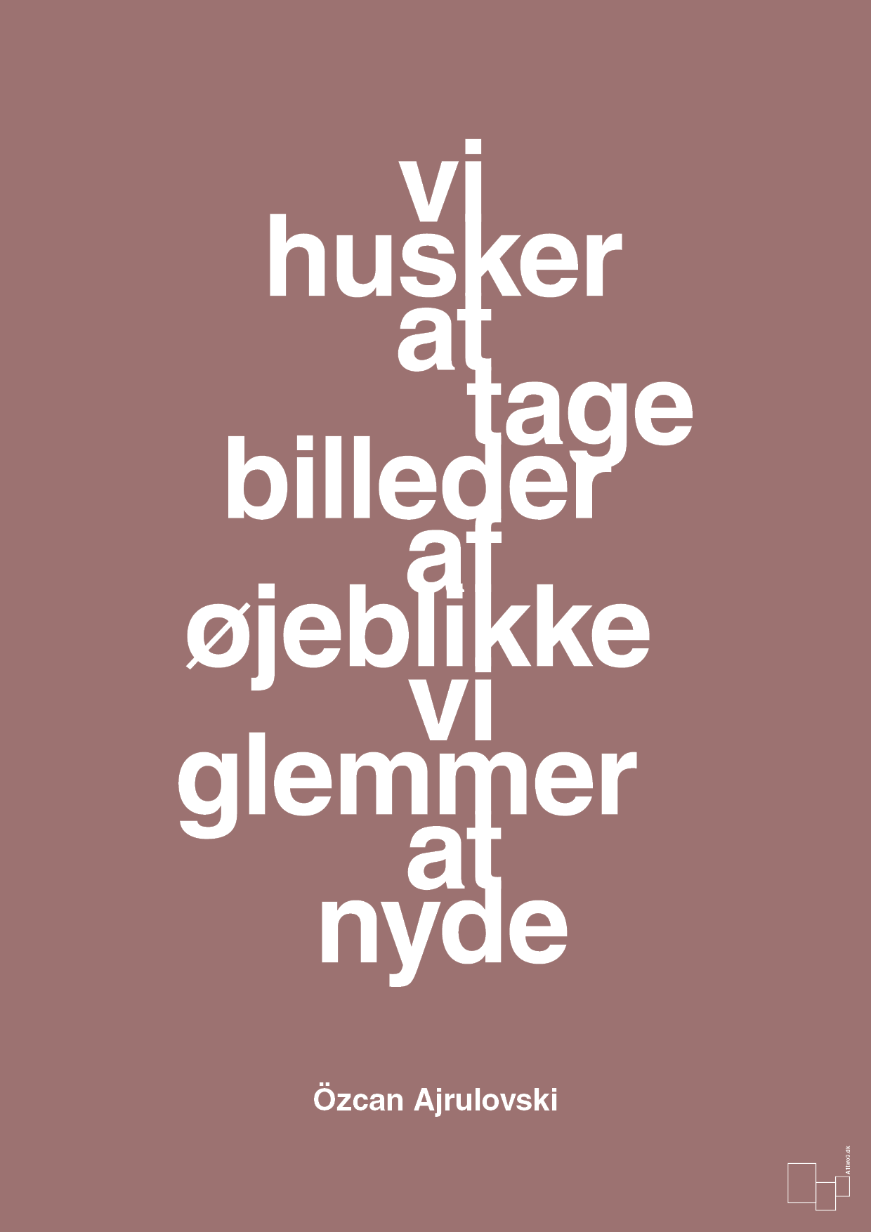 vi husker at tage billeder af øjeblikke vi glemmer at nyde - Plakat med Citater i Plum